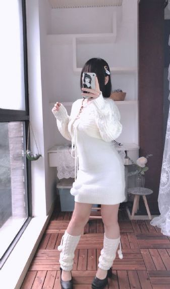 亲嘴一边揉一边往下摸全过程
